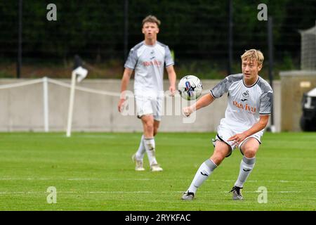 Swansea, Wales. 30. September 2023. Jacob Cook aus Swansea City, der am 30. September 2023 in der Swansea City Academy in Swansea, Wales, UK den Ball während des Spiels der U18 Professional Development League zwischen Swansea City und Charlton Athletic überholte. Quelle: Duncan Thomas/Majestic Media. Stockfoto