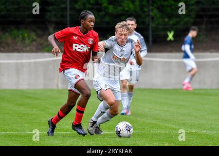 Swansea, Wales. 30. September 2023. Ibrahim Fullah von Charlton Athletic hält die Herausforderung von Jacob Cook aus Swansea City während des Spiels der U18 Professional Development League zwischen Swansea City und Charlton Athletic an der Swansea City Academy in Swansea, Wales, UK am 30. September 2023 ab. Quelle: Duncan Thomas/Majestic Media. Stockfoto