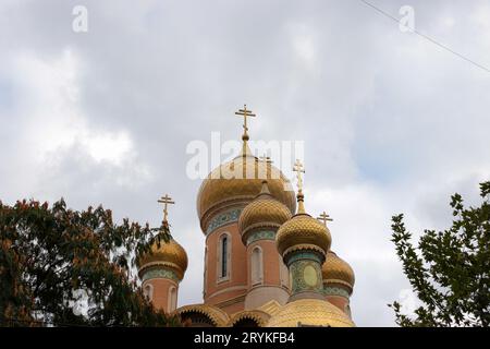 St. Nikolaus Russische Kirche in der Nähe des Universitätsplatzes in der Innenstadt von Bukarest Äußere der sieben Zwiebelkuppeln auf dem Gebäude zwischen Bäumen Stockfoto