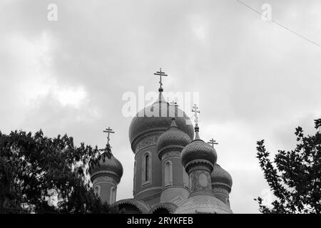 St. Nikolaus Russische Kirche in der Nähe des Universitätsplatzes in der Innenstadt von Bukarest Äußere der sieben Zwiebelkuppeln oben auf dem Gebäude in Schwarz-weiß Stockfoto