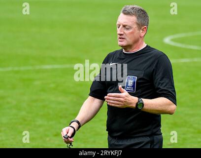 Swansea, Wales. 30. September 2023. Match-Schiedsrichter Philip Staynings während des Spiels der U18 Professional Development League zwischen Swansea City und Charlton Athletic an der Swansea City Academy in Swansea, Wales, UK am 30. September 2023. Quelle: Duncan Thomas/Majestic Media. Stockfoto