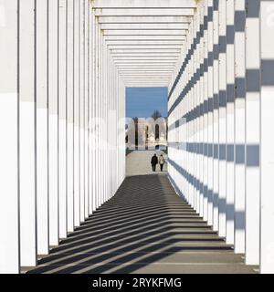Avenue of the Tates of Heaven, moderner Kreuzgang im Bauhaus-Stil, Schwerin, Deutschland, Europa Stockfoto