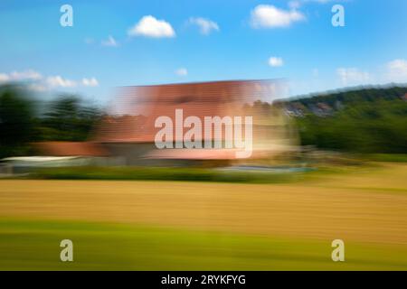 Lange Entfernung vom fahrenden Bus auf der Autobahn A2, Tecklenburg, Deutschland, Europa Stockfoto