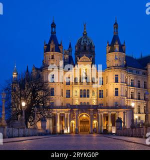 Beleuchtete Burg Schwerin am Abend, Schwerin, Mecklenburg-Vorpommern, Deutschland, Europa Stockfoto