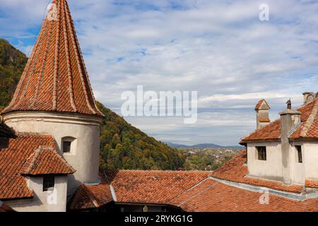 Fensterblick auf den Innenhof der Festung Bran, ein nationales Denkmal und Wahrzeichen in Transsilvanien, bekannt als Dracula's Castle Stockfoto