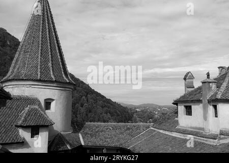 Schwarz-weiß-Fenster Blick auf den Innenhof der Festung Bran, ein nationales Denkmal und Wahrzeichen in Transsilvanien, bekannt als Dracula's Castle Stockfoto