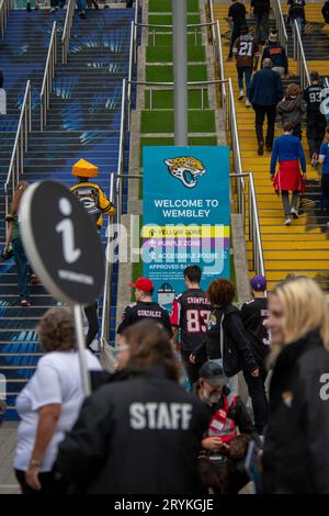 Fans, die am Spieltag in Wembley NFL Atlanta Falcons gegen Jacksonville Jaquars ankommen, am 1. Oktober 23 Stockfoto