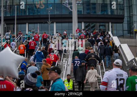 Fans, die am Spieltag in Wembley NFL Atlanta Falcons gegen Jacksonville Jaquars ankommen, am 1. Oktober 23 Stockfoto