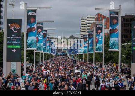 Fans, die am Spieltag in Wembley NFL Atlanta Falcons gegen Jacksonville Jaquars ankommen, am 1. Oktober 23 Stockfoto