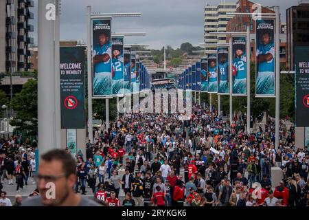 Fans, die am Spieltag in Wembley NFL Atlanta Falcons gegen Jacksonville Jaquars ankommen, am 1. Oktober 23 Stockfoto