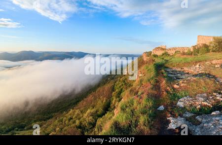 Morgen bewölkt Panoramablick von oben von Mangup Kale - historische Festung und Siedlung der alten Höhle auf der Krim (Ukraine). Stockfoto