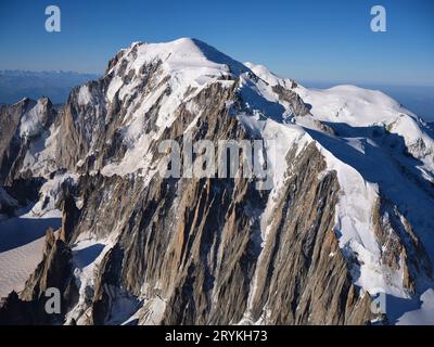 LUFTAUFNAHME. Mont Blanc (4808 m), Dôme du Goûter (rechts vom Mont Blanc) und Mont Blanc du Tacul (vorne). Chamonix, Auvergne-Rhone-Alpes, Frankreich. Stockfoto