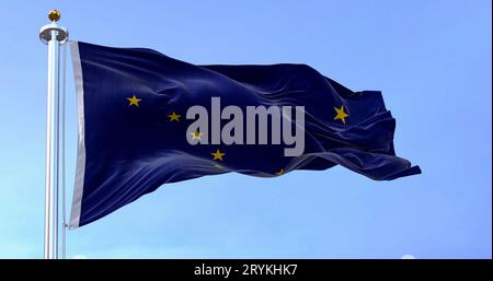 Die Flagge des Bundesstaates Alaska winkt an einem klaren Tag im Wind. Großer Pendelarm und Polaris auf dunkelblauem Hintergrund. 3D-Darstellung. S Stockfoto