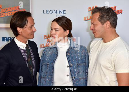 Tom Schilling, Hannah Herzsprung, Trystan Puetter bei der Premiere von das FLIEGENDE KLASSENZIMMER im Kino in der Kulturbrauerei in Berlin am 01.10.2023 *** Tom Schilling, Hannah Herzsprung, Trystan Puetter bei der Premiere von das FLIEGENDE KLASSENZIMMER im Kino in der Kulturbrauerei in Berlin am 01 10 2023 Credit: Imago/Alamy Live News Stockfoto