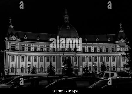 Nächtliche Außenansicht des Bezirksgebäudes Brasov in Schwarz-weiß Stockfoto