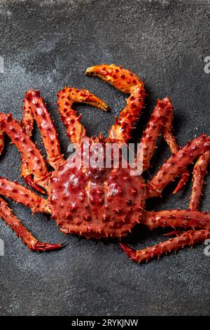 Red king crab auf grauem Hintergrund. King Crab, Zitrone und Koriander, Ansicht von oben Stockfoto