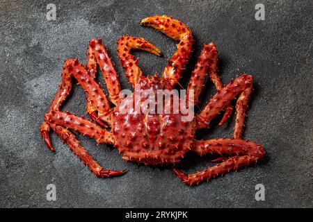 Red king crab auf grauem Hintergrund. King Crab, Zitrone und Koriander, Ansicht von oben Stockfoto