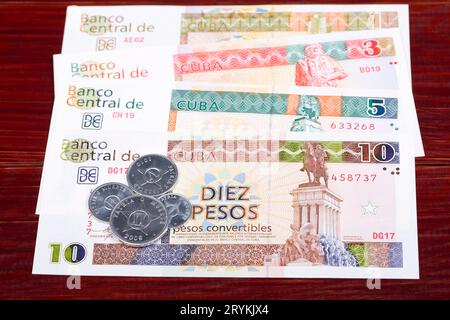 Münzen und Banknoten aus Kubanischen Pesos Stockfoto