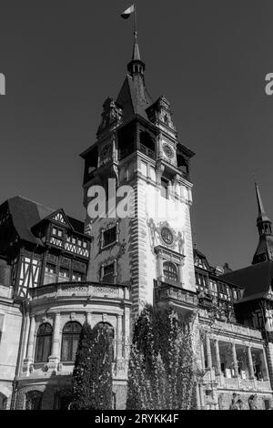 Schwarz-weiße Burg Peleș, eine Burg im Neorenaissance-Stil in den Karpaten. Die berühmte Sehenswürdigkeit wurde ursprünglich für King erbaut Stockfoto