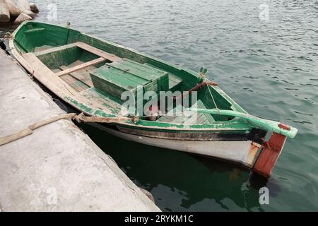 Altes hölzernes Fischerboot im Hafen von Varna, Bulgarien Stockfoto