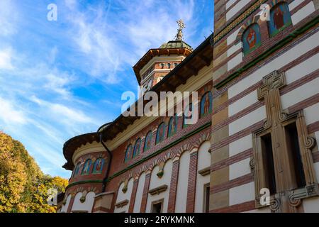 Mănăstirea Sinaia, die große Kirche im Sinaia Kloster Außenwand Design Stockfoto