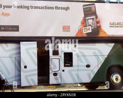 Kairo, Ägypten, 6. September 2023: National Bank of Egypt oder Al Bank Al Ahly Al Masre, die mobile Busfiliale, mit Geldautomaten und elektronischen Diensten für Zollabfertigung Stockfoto