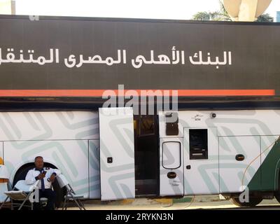 Kairo, Ägypten, 6. September 2023: National Bank of Egypt oder Al Bank Al Ahly Al Masre, die mobile Busfiliale, mit Geldautomaten und elektronischen Diensten für Zollabfertigung Stockfoto