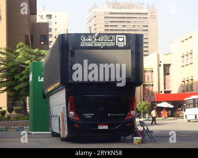 Kairo, Ägypten, 7. September 2023: National Bank of Egypt oder Al Bank Al Ahly Al Masre, die mobile Busfiliale, mit Geldautomaten und elektronischen Diensten für Zollabfertigung Stockfoto