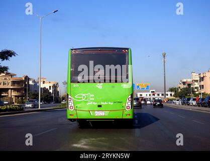Kairo, Ägypten, 10. September 2023: Der grüne Bus für den Personenverkehr innerhalb Kairos, Ein Projekt der öffentlichen Verkehrsbehörde mit Stockfoto