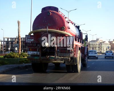 Kairo, Ägypten, 10. September 2023: Tanklastwagen mit einem Containertank mit Flüssigprodukten, ein LKW auf der Autobahn mit einem Container, der den ausliefert Stockfoto