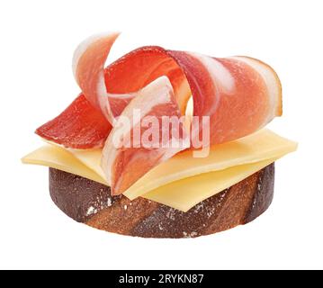 Geräucherte Speckscheiben auf Roggenbrot, Sandwich mit Schweinebraten Stockfoto