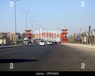 Kairo, Ägypten, 10. September 2023: Shinzo Abe-Achs-Autobahn in Ägypten mit Fußgängerbrücke im traditionellen japanischen Architekturstil Stockfoto