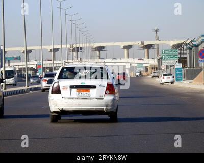 Kairo, Ägypten, 10. September 2023: Kairo wird von seinen weißen Taxis bedient, die Anfang der 2010er Jahre eingeführt wurden und nicht von einem Unternehmen geführt werden, sondern von Stockfoto