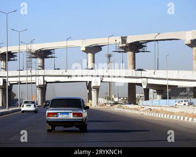 Kairo, Ägypten, 10. September 2023: Bau neuer Projekte für Verkehrsbrücken und Gleise, Säulen des Kairoer Einschienenbahnsystems Stockfoto