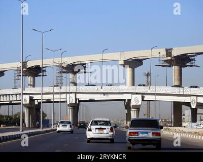 Kairo, Ägypten, 10. September 2023: Bau neuer Projekte für Verkehrsbrücken und Gleise, Säulen des Kairoer Einschienenbahnsystems Stockfoto