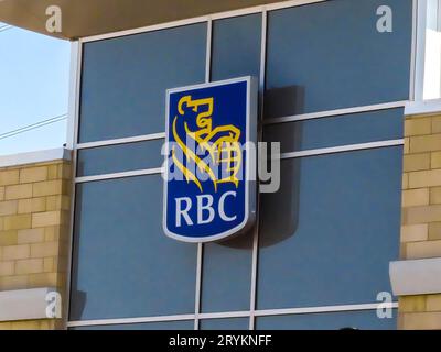 Calgary, Alberta, Kanada. April 30, 2023. Ein RBC-Bankzeichen an einer Zweigstelle. Stockfoto