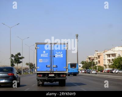 Kairo, Ägypten, 11. September 2023: IKEA Store Delivery Vehicle on the Road, ein schwedischer multinationaler Konglomerat, der Ready to A entwickelt und verkauft Stockfoto