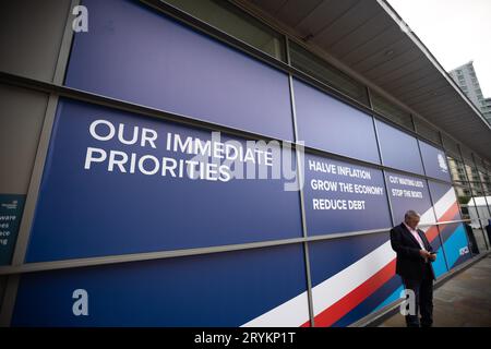 Manchester am Sonntag, den 1. Oktober 2023. Tory-Slogans während der Konservativen-Parteikonferenz im Manchester Central Convention Complex, Manchester am Sonntag, den 1. Oktober 2023. (Foto: Pat Scaasi | MI News) Credit: MI News & Sport /Alamy Live News Stockfoto