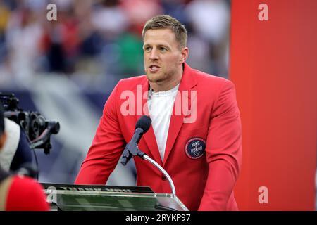 Houston, Texas, USA. Houston, Texas, USA. Oktober 2023. Der ehemalige Houston Texans Defensive End J.J. Watt spricht das Publikum während seiner Einführung in den Texans Ring of Honor Ceremony während der Halbzeit des Spiels zwischen den Houston Texans und den Pittsburgh Steelers im NRG Stadium in Houston, TX am 1. Oktober 2023 an. (Bild: © Erik Williams/ZUMA Press Wire) NUR REDAKTIONELLE VERWENDUNG! Nicht für kommerzielle ZWECKE! Quelle: ZUMA Press, Inc./Alamy Live News Stockfoto