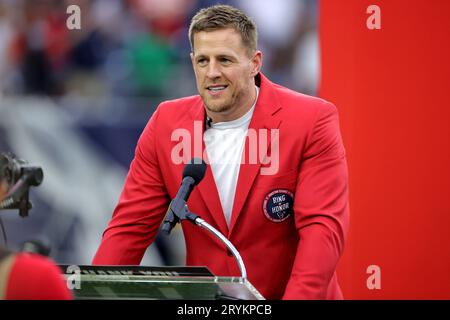 Houston, Texas, USA. Houston, Texas, USA. Oktober 2023. Der ehemalige Houston Texans Defensive End J.J. Watt spricht das Publikum während seiner Einführung in den Texans Ring of Honor Ceremony während der Halbzeit des Spiels zwischen den Houston Texans und den Pittsburgh Steelers im NRG Stadium in Houston, TX am 1. Oktober 2023 an. (Bild: © Erik Williams/ZUMA Press Wire) NUR REDAKTIONELLE VERWENDUNG! Nicht für kommerzielle ZWECKE! Quelle: ZUMA Press, Inc./Alamy Live News Stockfoto