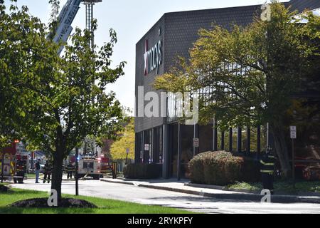 Paramus, Usa. Oktober 2023. Die Feuerwehr reagiert auf Macy's im Paramus Park Mall Fire, Sonntag Nachmittag in Paramus, New Jersey. Die Ersthelfer bekämpften am Sonntagnachmittag einen drei-Alarm-Brand bei Macy's. Es wurden keine Verletzungen sofort gemeldet. Die Branduntersuchung findet vor Ort statt, und die Ermittler ermitteln die Brandursache. Quelle: SOPA Images Limited/Alamy Live News Stockfoto