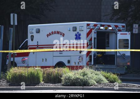 Paramus, Usa. Oktober 2023. Der Krankenwagen wird am Tatort gesehen. Feueruntersuchungsfahrzeug am Einsatzort. Notfallhelfer reagieren auf Macy's in der Paramus Park Mall in Paramus. Die Ersthelfer bekämpften am Sonntagnachmittag einen drei-Alarm-Brand bei Macy's. Es wurden keine Verletzungen sofort gemeldet. Die Branduntersuchung findet vor Ort statt, und die Ermittler ermitteln die Brandursache. Quelle: SOPA Images Limited/Alamy Live News Stockfoto
