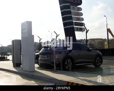 Kairo, Ägypten, 18. September 2023: EV-Ladestation in Ägypten für EV-Pkw oder Elektrofahrzeuge, umweltfreundliches Konzept für nachhaltige alternative Energien, cle Stockfoto