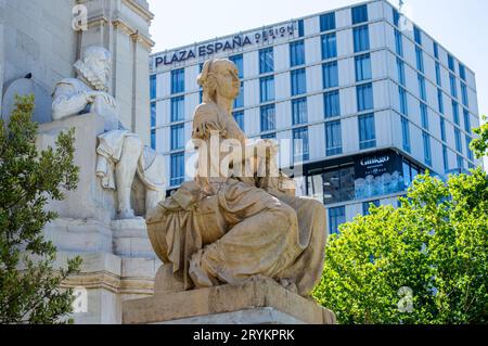 MADRID, SPANIEN - 8. JULI 2023: Steinskulpturen von Miguel de Cervantes und Bronzeskulpturen von Don Quijote und Sancho Panza auf dem spanischen Platz Stockfoto