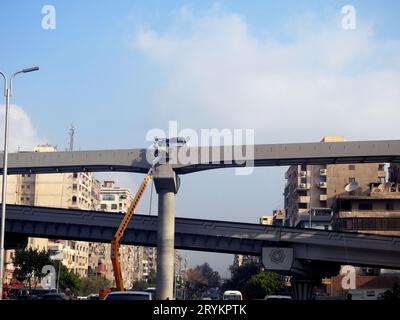 Kairo, Ägypten, 18. September 2023: Bau neuer Projekte für Verkehrsbrücken und Gleise, Säulen des Kairoer Einschienenbahnsystems Stockfoto