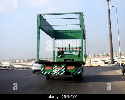 Kairo, Ägypten, 19. September 2023: In einem Elektrofahrzeug montierte Hubvorrichtung auf einem Tieflader für Nottransporte von Fahrzeugen, die gewartet werden müssen, Stockfoto