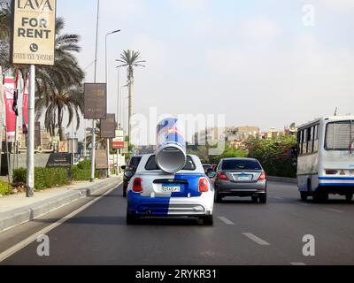 Kairo, Ägypten, 20. September 2023: Ein kleiner MINI Cooper mit einer großen Red Bull Dose auf der Rückseite, Red Bull MINI's wurden auf der ganzen Welt als Promo verwendet Stockfoto