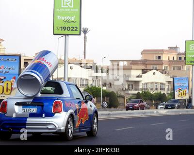 Kairo, Ägypten, 20. September 2023: Ein kleiner MINI Cooper mit einer großen Red Bull Dose auf der Rückseite, Red Bull MINI's wurden auf der ganzen Welt als Promo verwendet Stockfoto