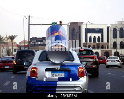 Kairo, Ägypten, 20. September 2023: Ein kleiner MINI Cooper mit einer großen Red Bull Dose auf der Rückseite, Red Bull MINI's wurden auf der ganzen Welt als Promo verwendet Stockfoto