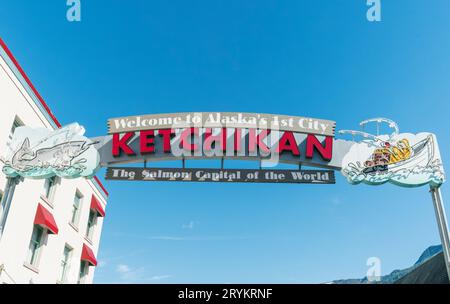 Blick auf das Schild in Ketchikan, Alaska, „Ketchikan, Lachshauptstadt der Welt“ Stockfoto